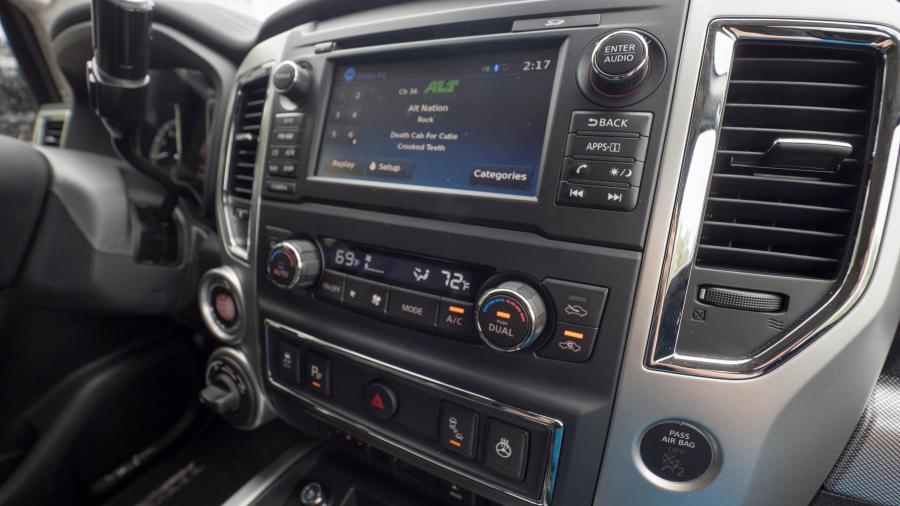 Детали интерьера Nissan Titan XD PRO-4X 2017 года  (NA) (фото 22 из 23)